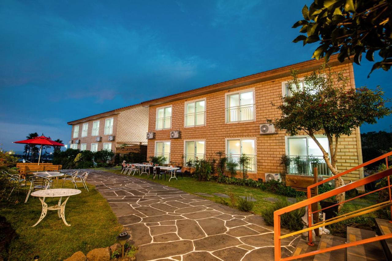 Red Clay Pension Jeju Extérieur photo