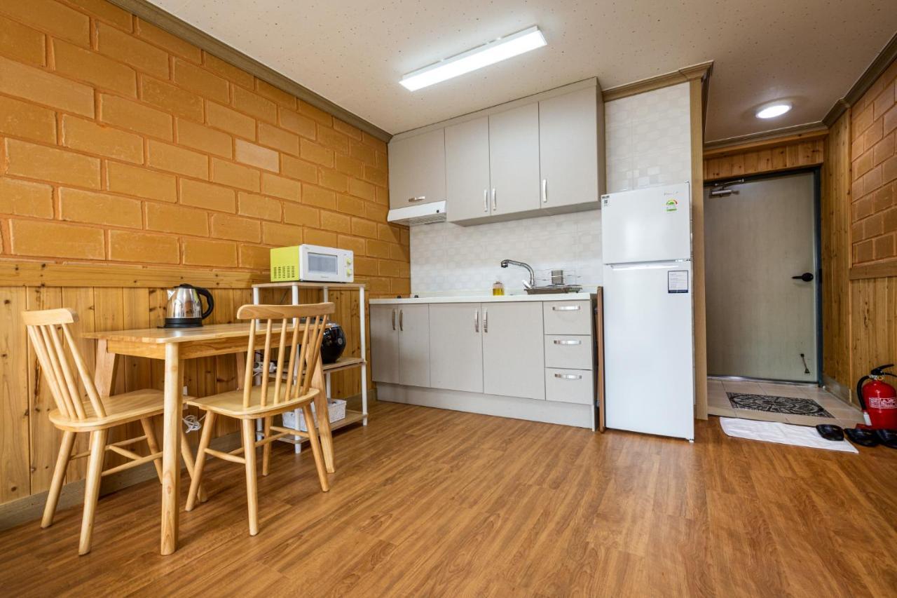 Red Clay Pension Jeju Extérieur photo